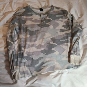 Girls 18 Art Class camo sweatshirt✨